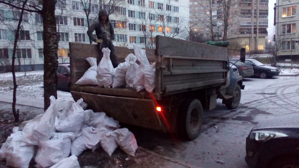 Вывоз мусора в мешках в Павловском Посаде в октябре