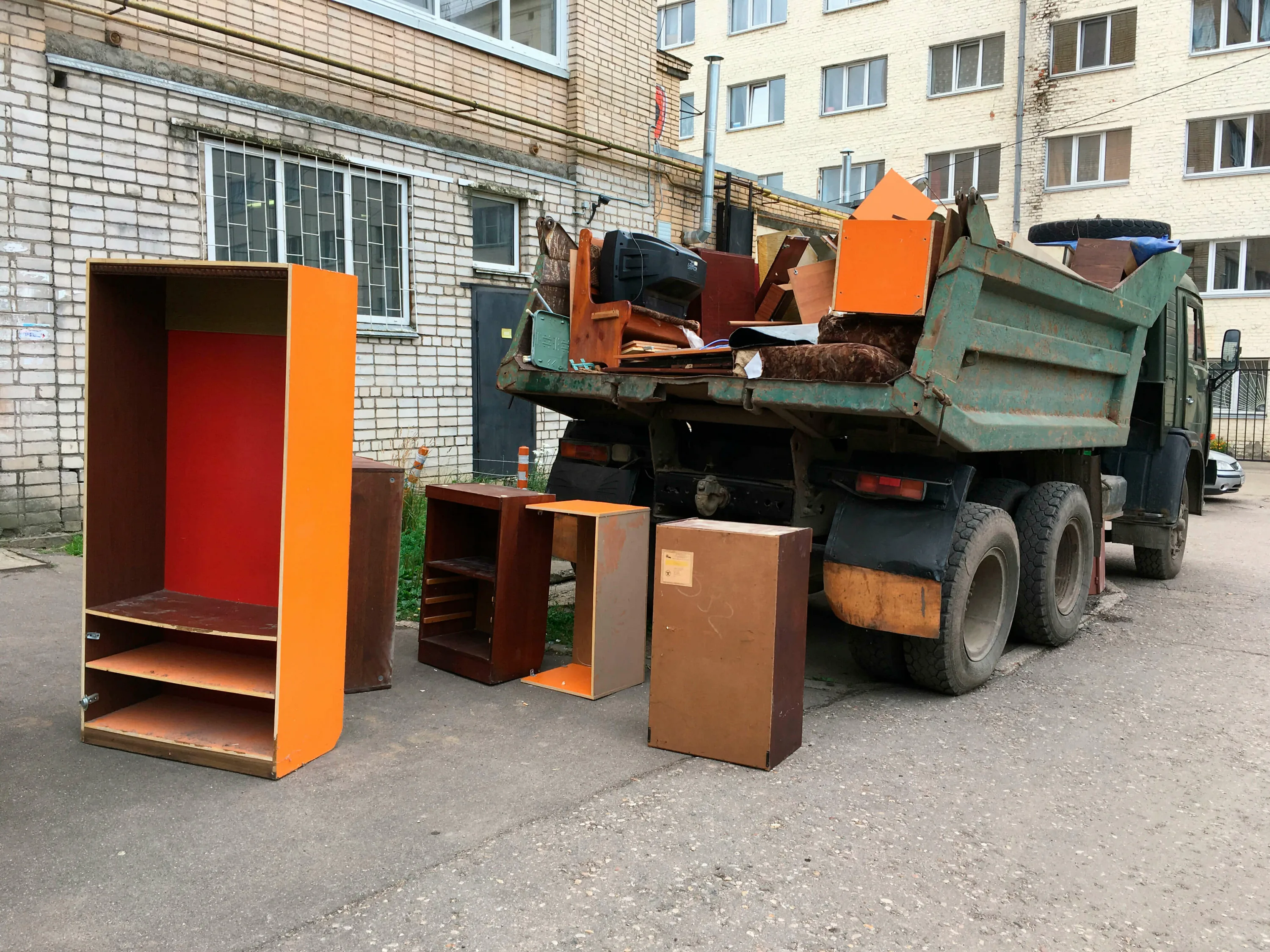 Утилизация старой мебели с вывозом и разбором в Павловском Посаде в октябре