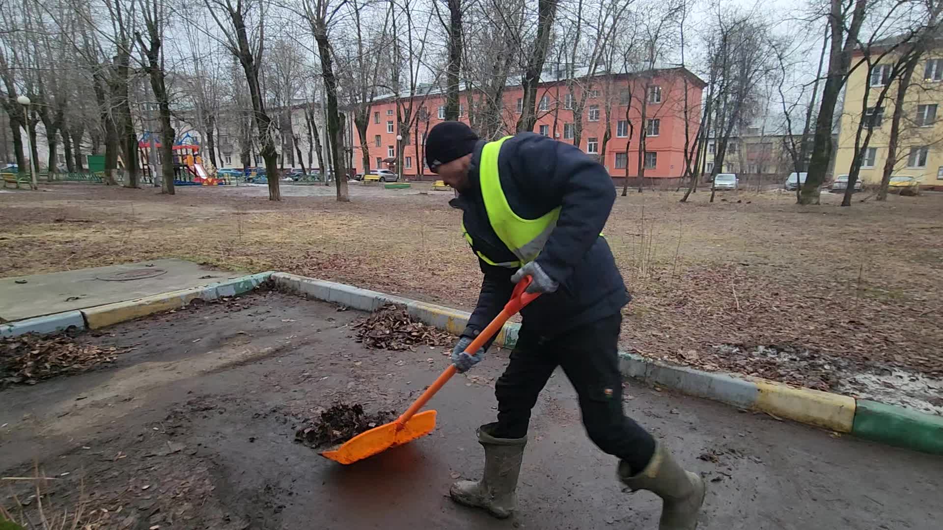 Уборка территорий в Павловском Посаде в октябре