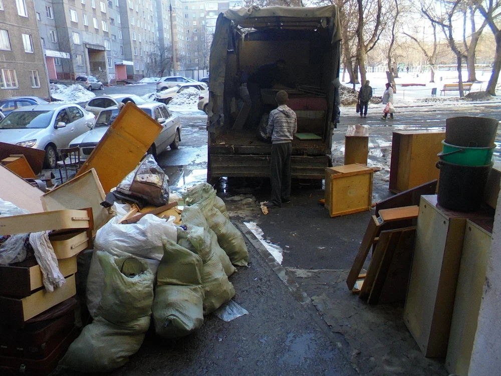 Вывоз мусора из подвала с утилизацией в Павловском Посаде в октябре