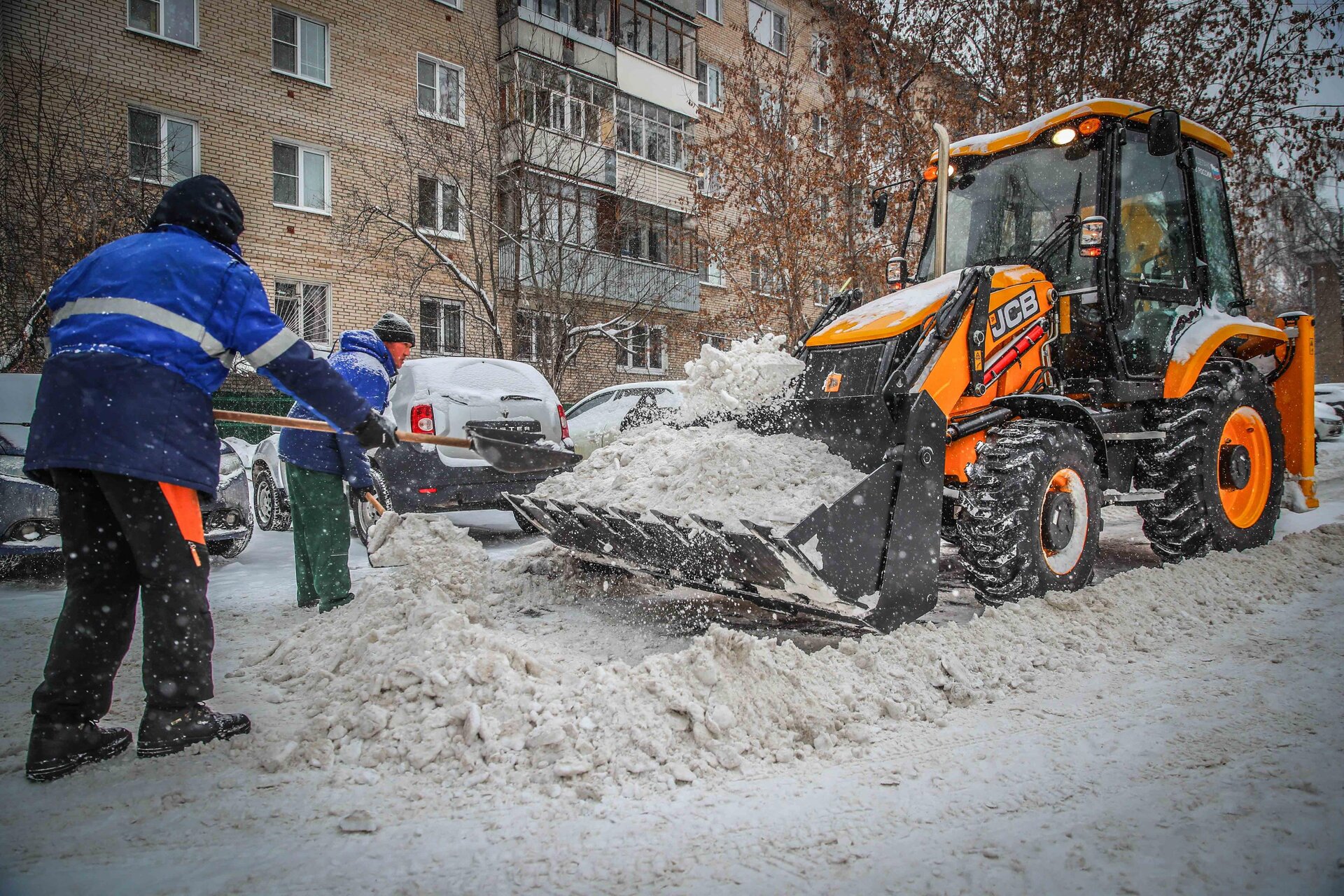 Очистка дворов от снега и наледи в Павловском Посаде — уборка снега, трактор и ручная, цены от 508 руб. | ПроМусор