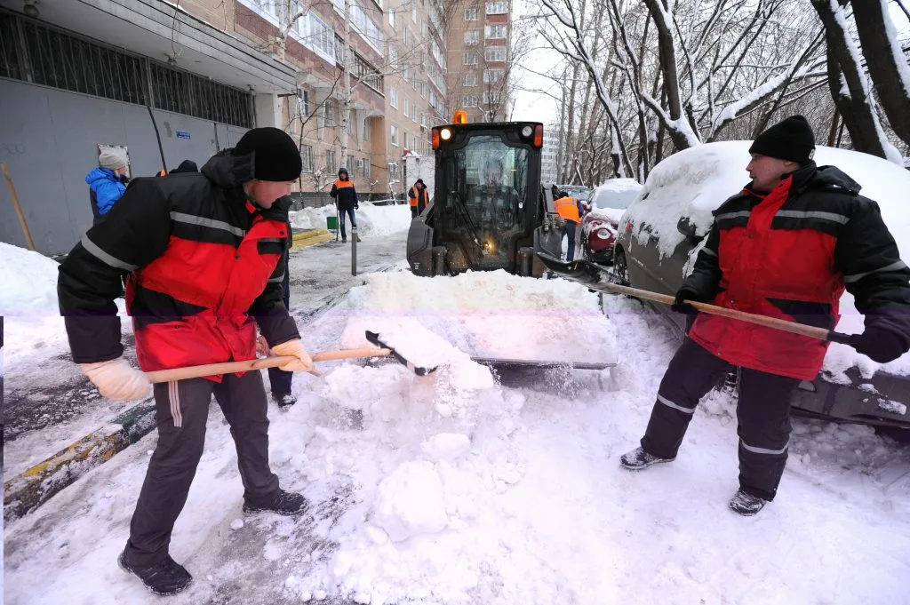 Очистка дворов от снега с гарантией результата в Павловском Посаде в октябре