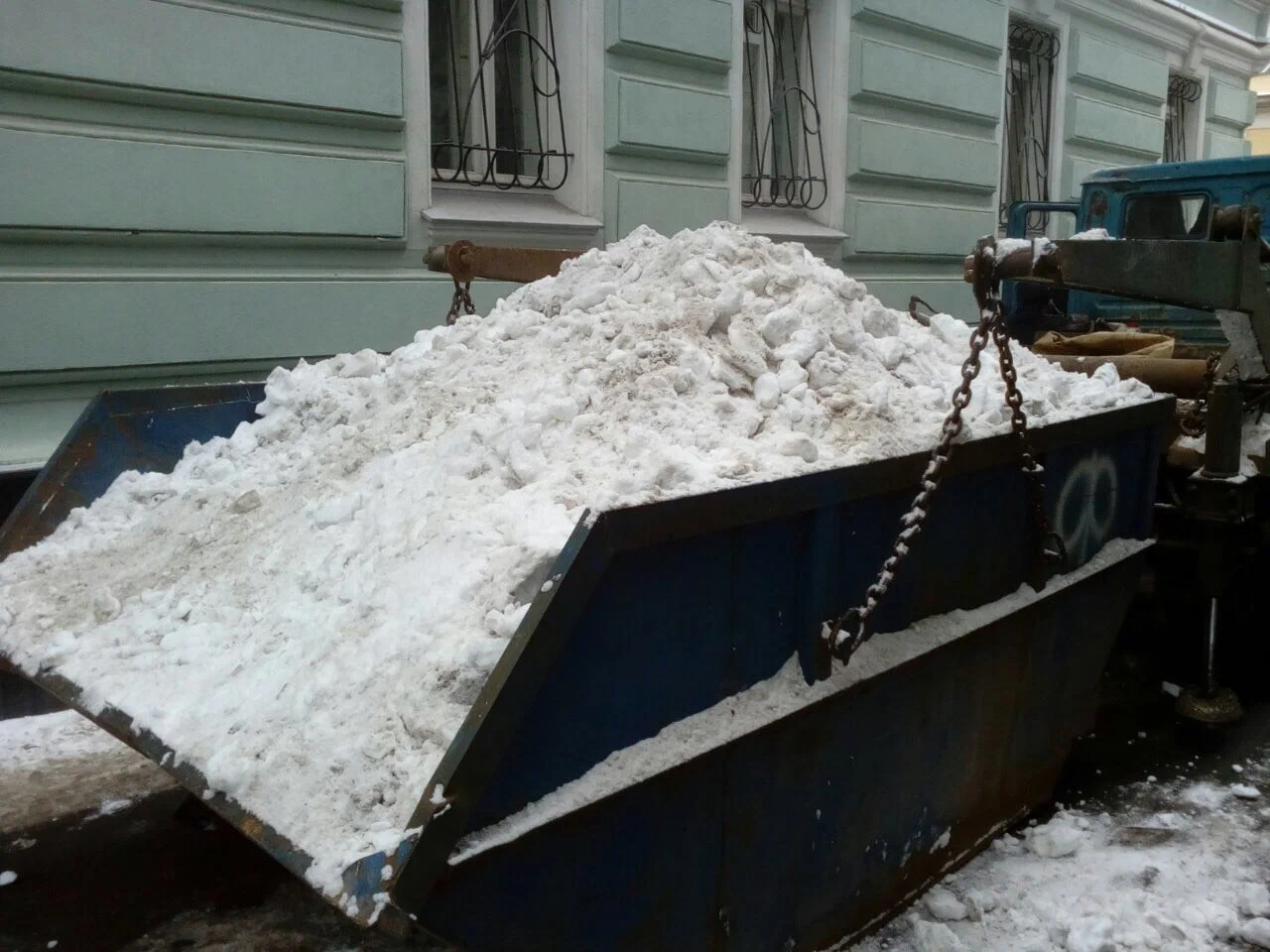 Вывоз снега контейнерами в Павловском Посаде в октябре